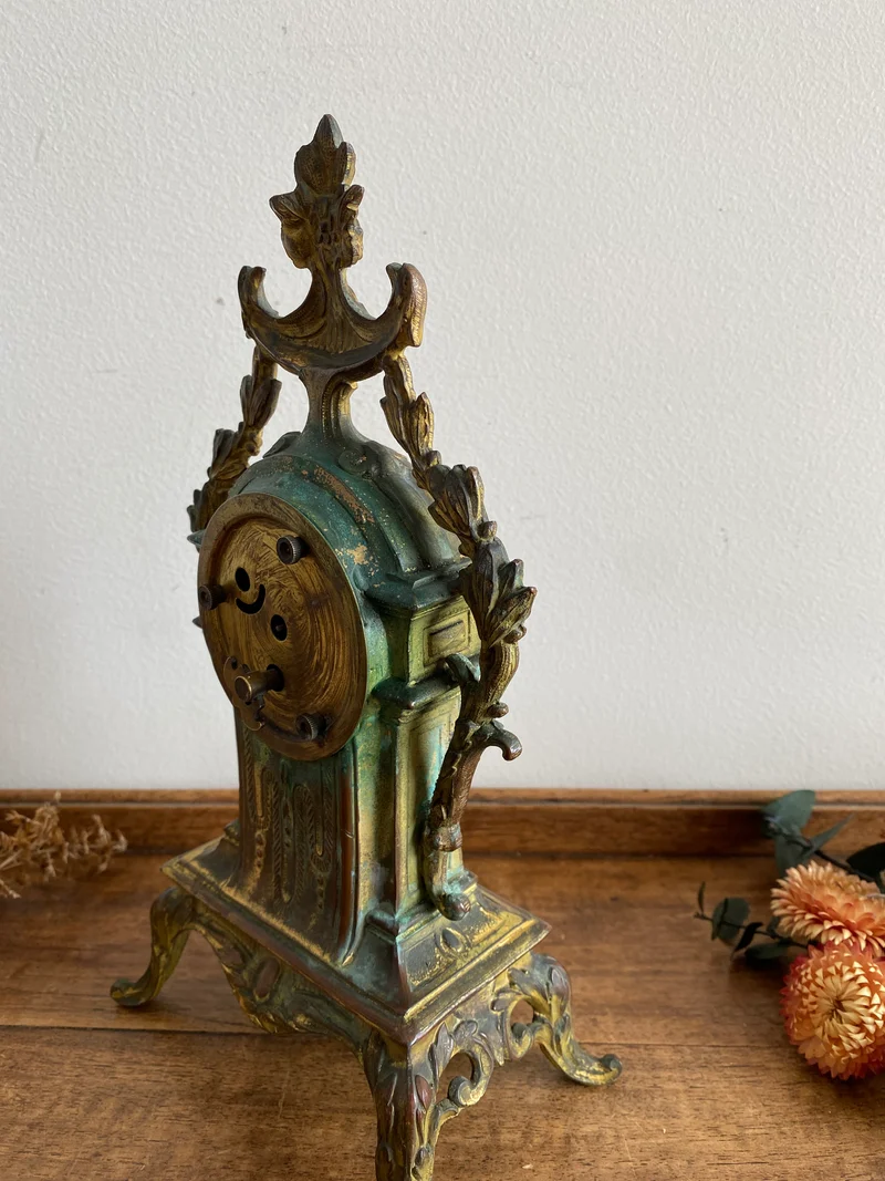 Horloge en régule et laiton XIX ème