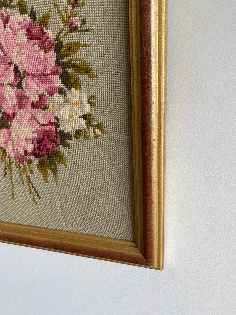 Broderie fleurs encadré doré