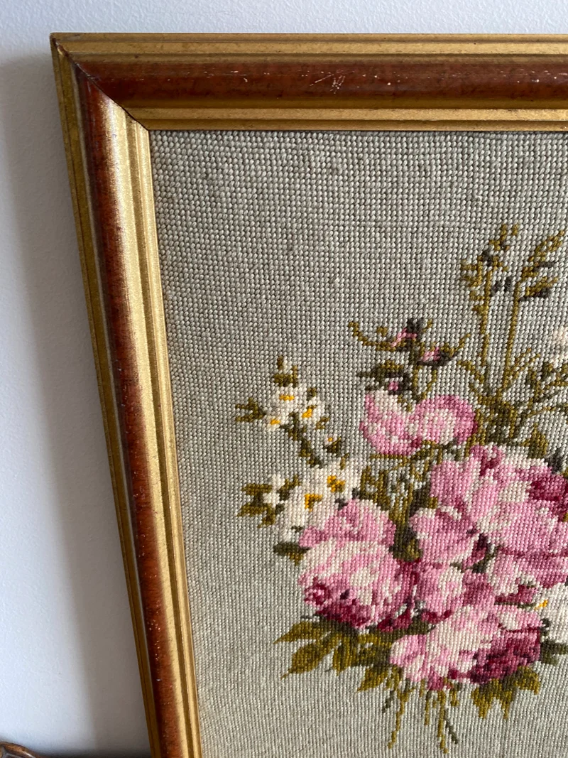 Broderie fleurs encadré doré