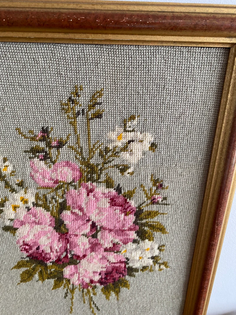 Broderie fleurs encadré doré