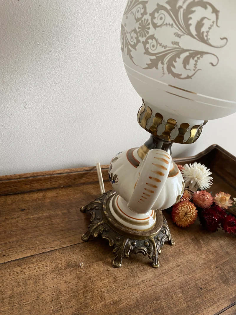 Lampe à pétrole verre fumé et porcelaine fleurie