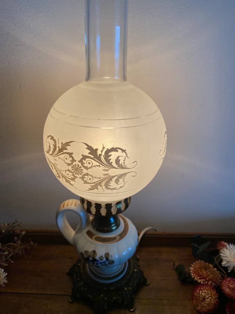 Lampe à pétrole verre fumé et porcelaine fleurie