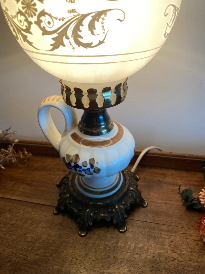 Lampe à pétrole verre fumé et porcelaine fleurie