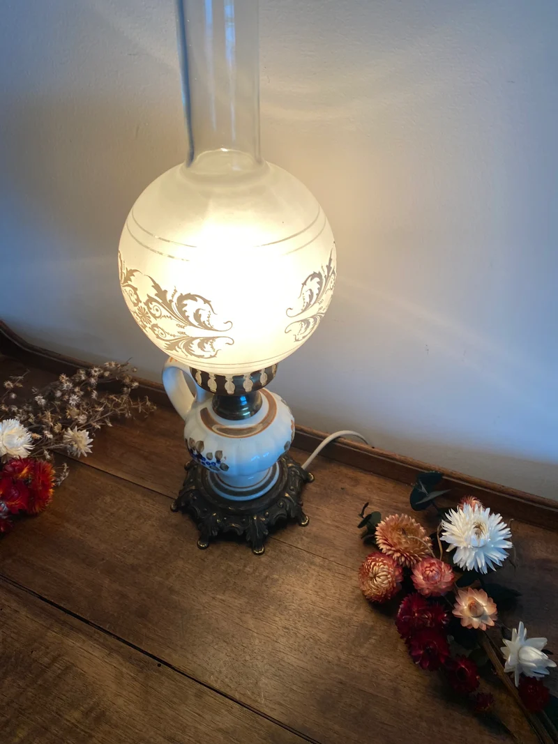 Lampe à pétrole verre fumé et porcelaine fleurie