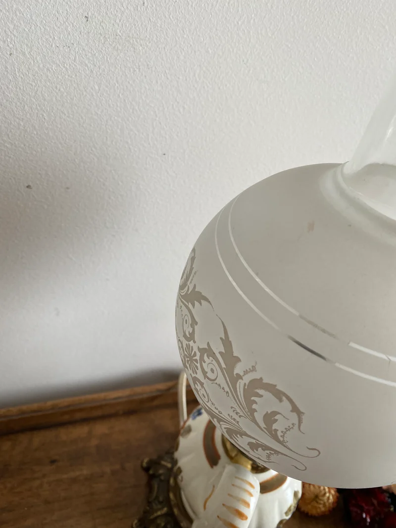 Lampe à pétrole verre fumé et porcelaine fleurie