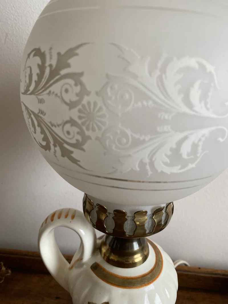 Lampe à pétrole verre fumé et porcelaine fleurie