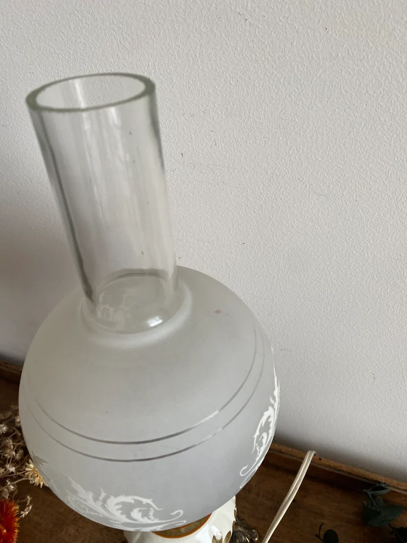 Lampe à pétrole verre fumé et porcelaine fleurie