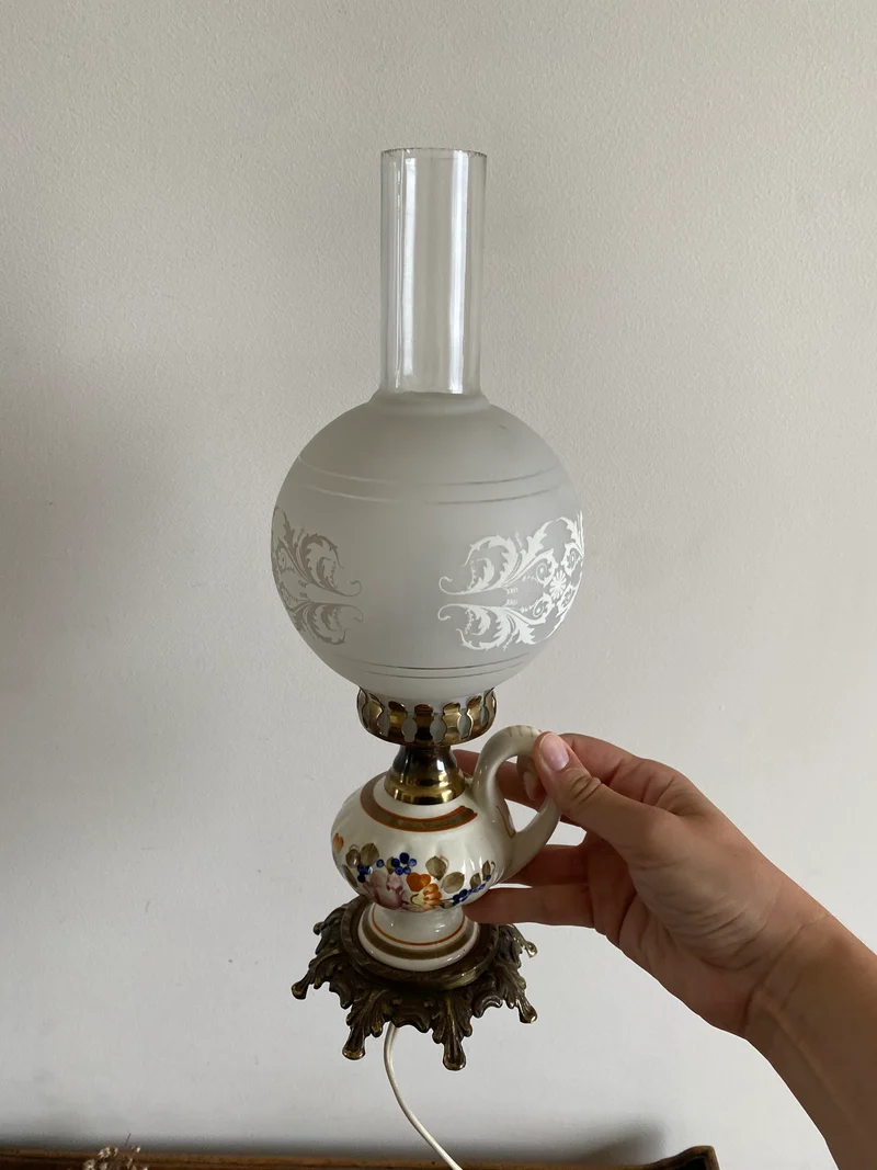 Lampe à pétrole verre fumé et porcelaine fleurie