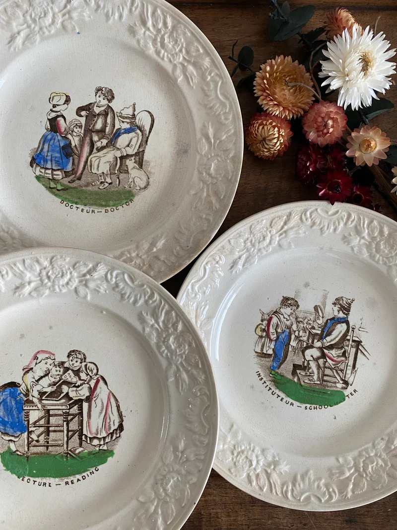 Assiettes à dessert scène de villageois XVIII ecrit francais / anglais