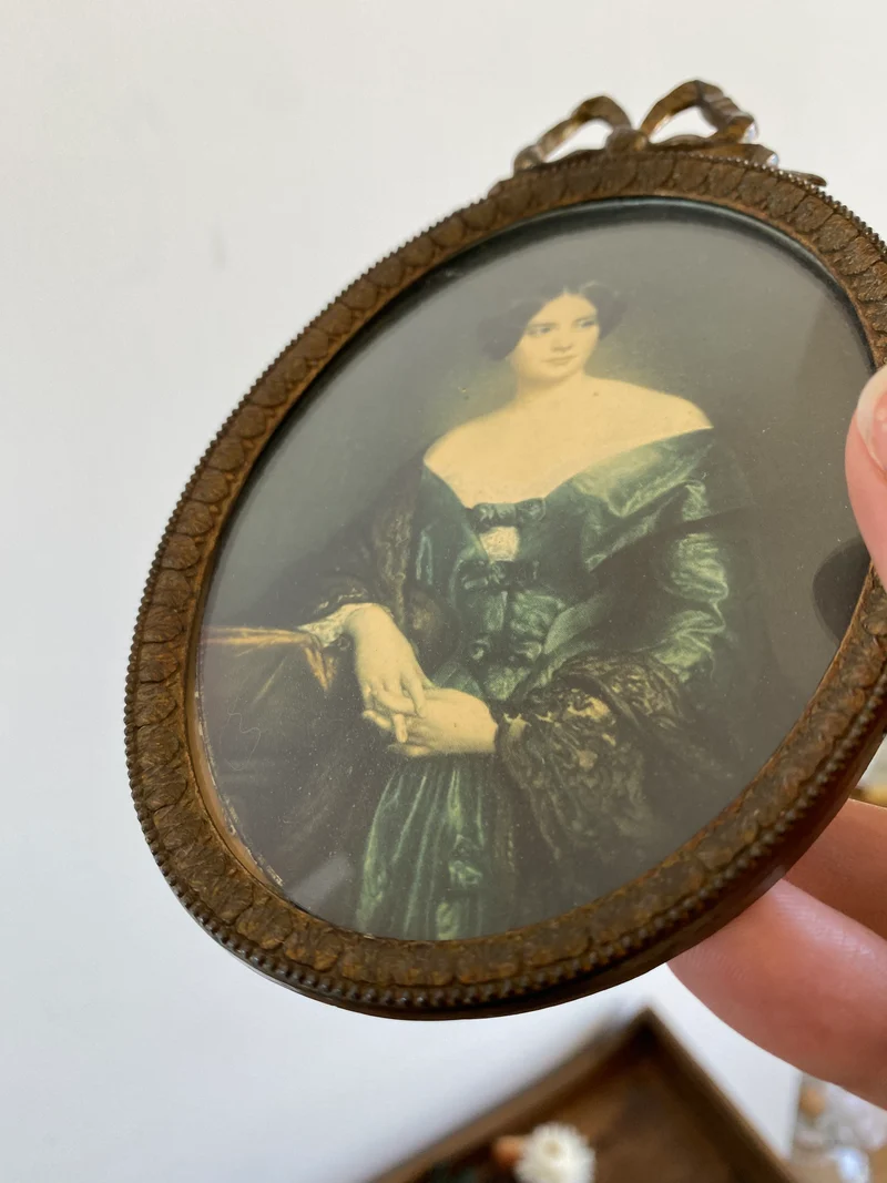 Portrait jeune femme dans son cadre ovale Napoléon III en laiton doré avec fronton en noeud