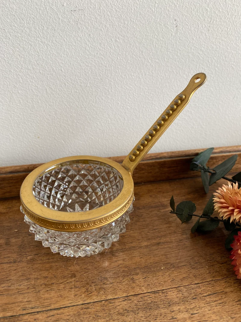 Coupelle avec manche en cristal taillé et armature dorée avec pot assorti
