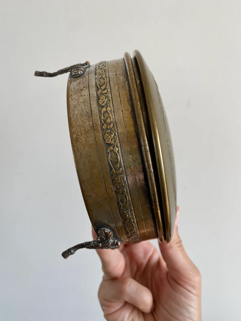 Boîte ronde sur pieds travaillés en métal argenté et doré