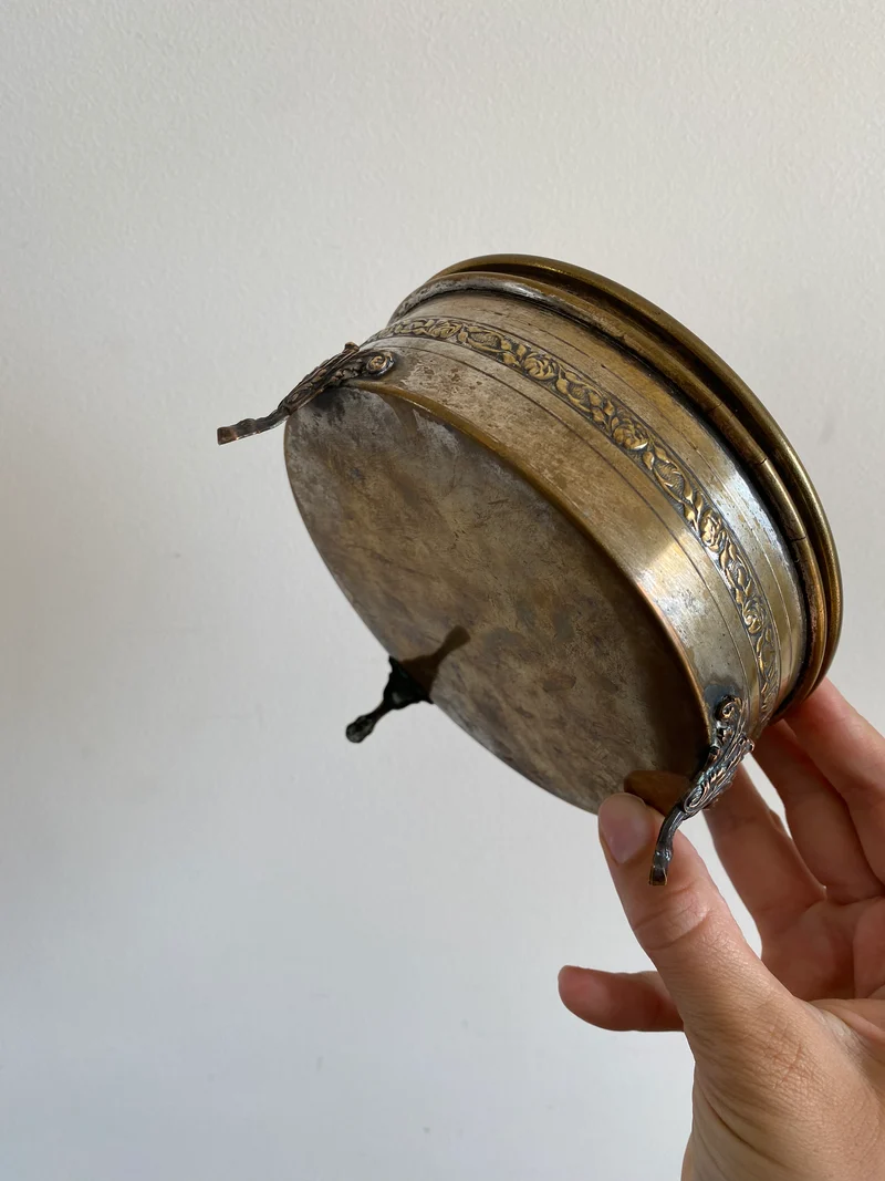 Boîte ronde sur pieds travaillés en métal argenté et doré