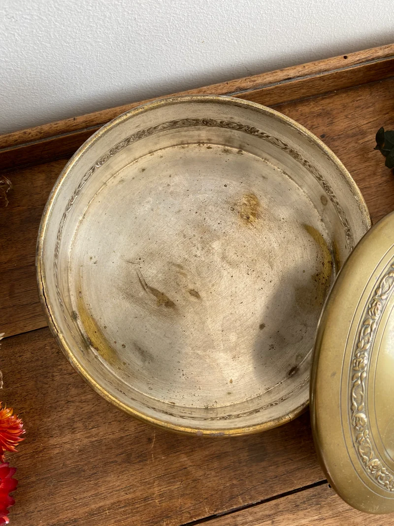 Boîte ronde sur pieds travaillés en métal argenté et doré