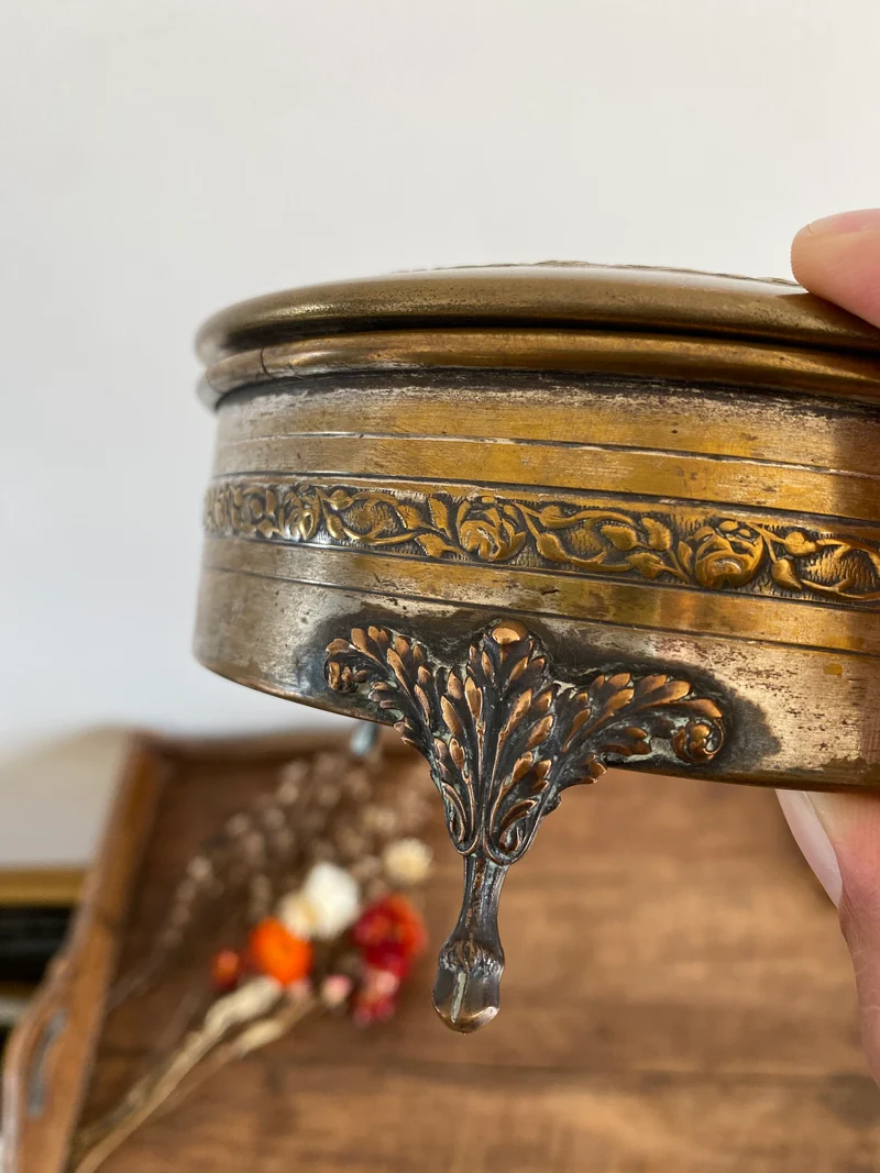 Boîte ronde sur pieds travaillés en métal argenté et doré