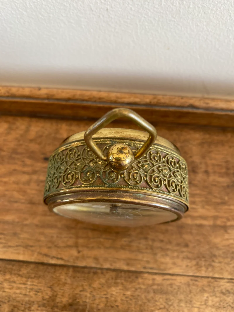 Réveil matin en dentelle de laiton doré