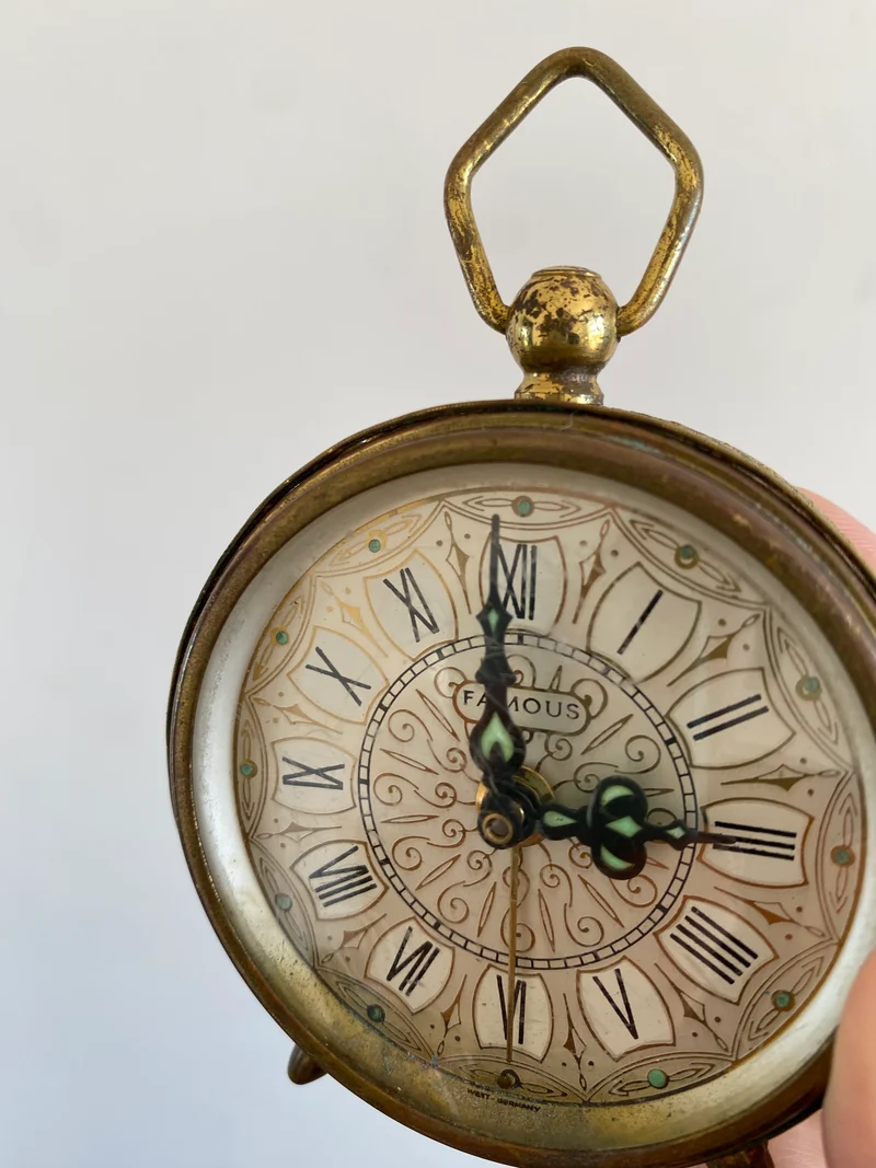 Réveil matin en dentelle de laiton doré