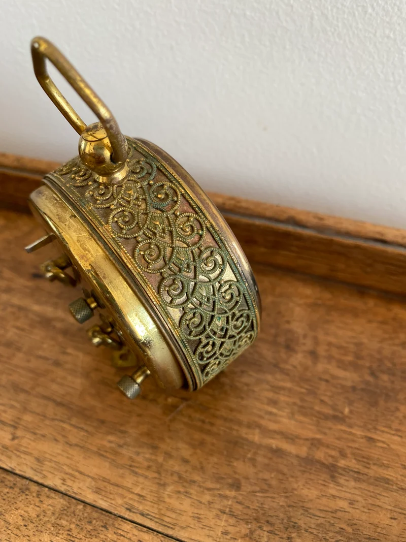 Réveil matin en dentelle de laiton doré