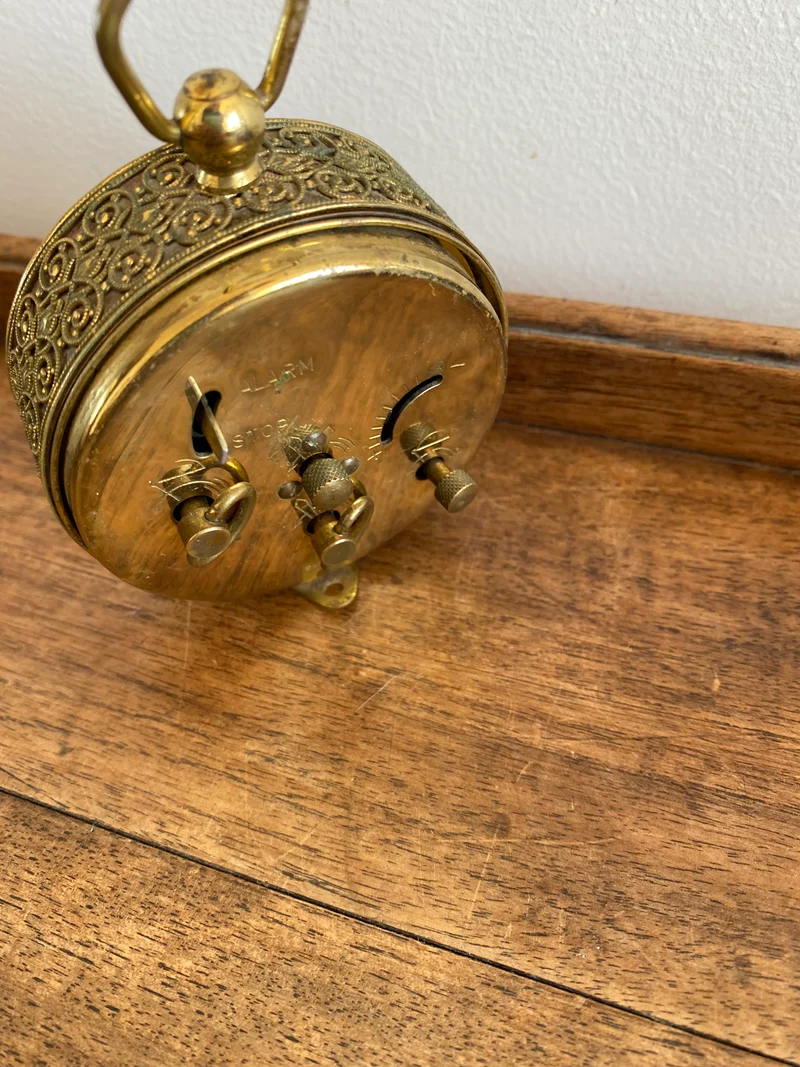 Réveil matin en dentelle de laiton doré