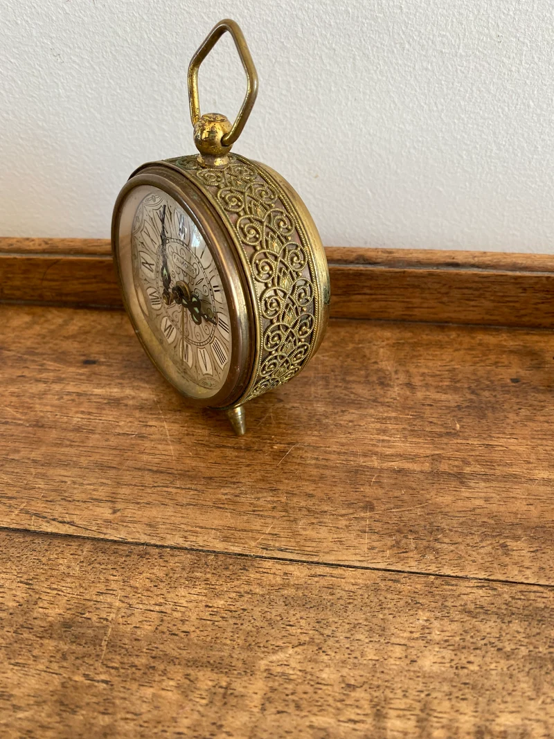 Réveil matin en dentelle de laiton doré