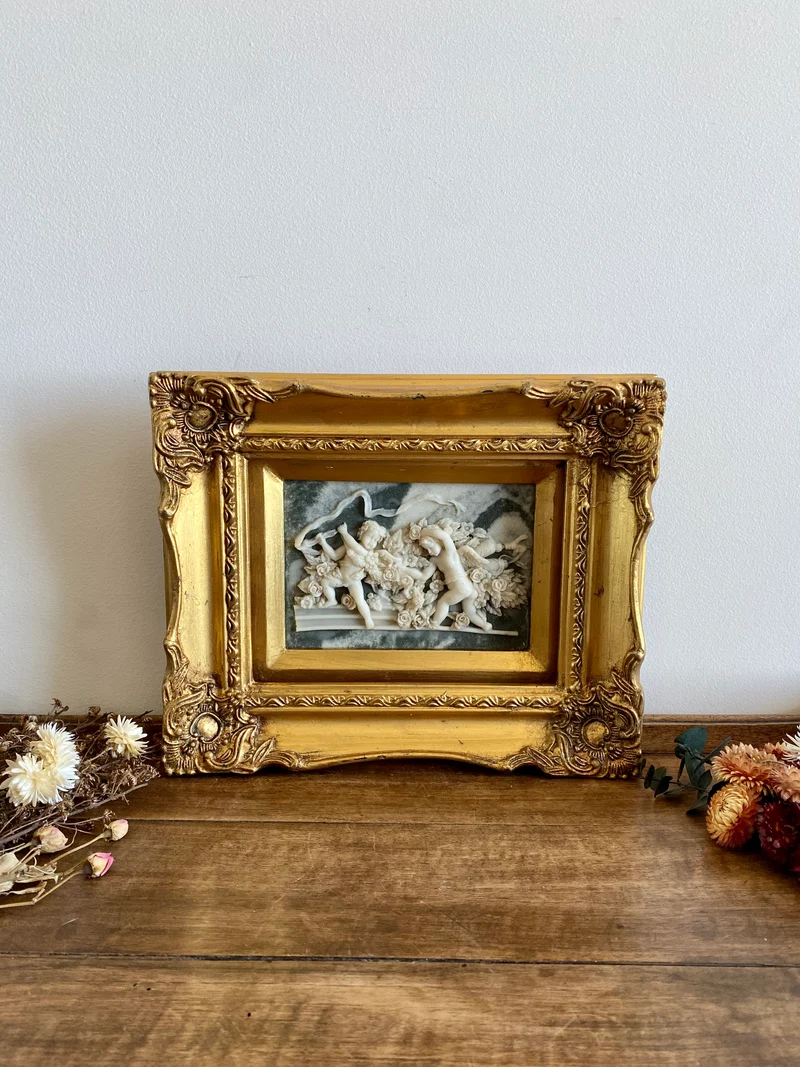 Gravure sur marbre scène cherubins dans son cadre doré style baroque