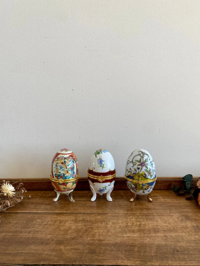 Oeufs sur pied décoratifs