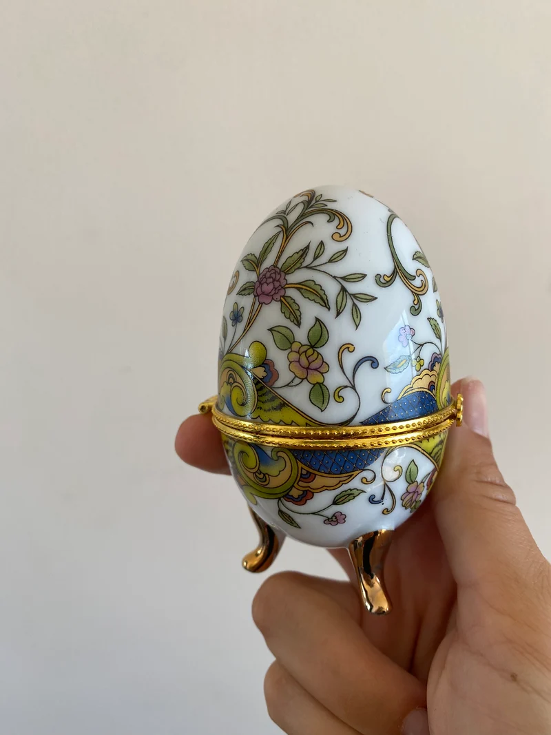 Oeufs sur pied décoratifs
