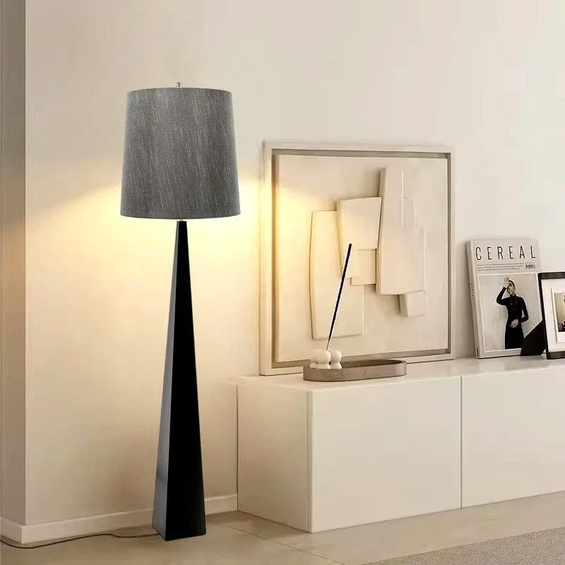 Grand lampadaire noir pour Salon