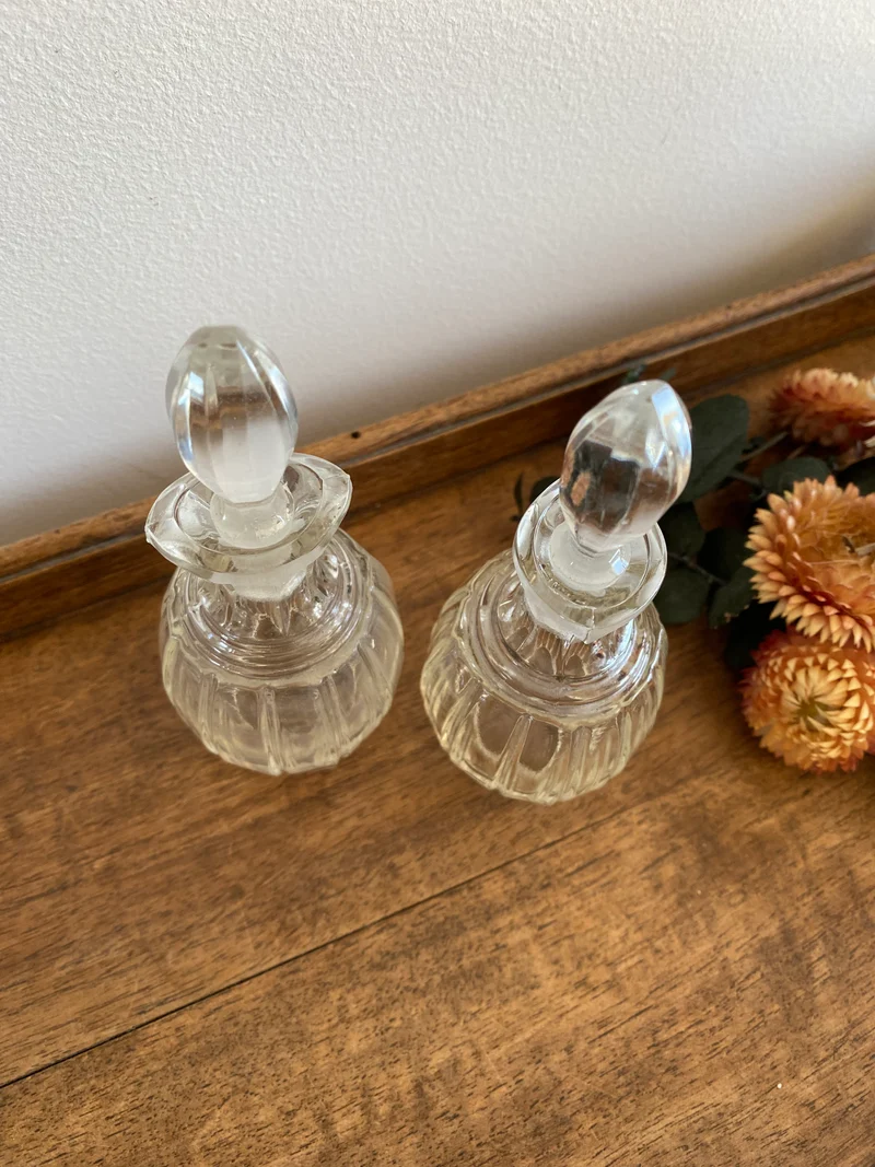 Duo de flacons en verre travaillé