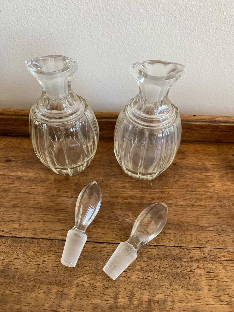 Duo de flacons en verre travaillé
