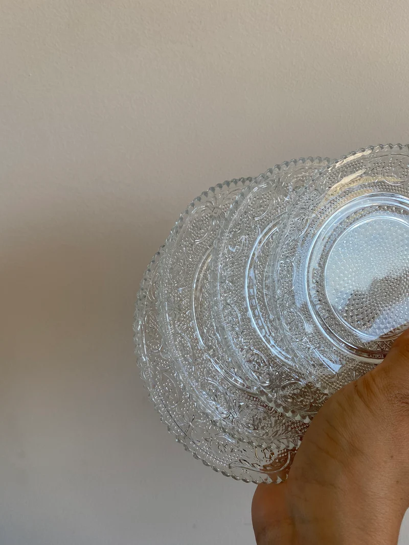 Assiettes à pain en verre travaillé