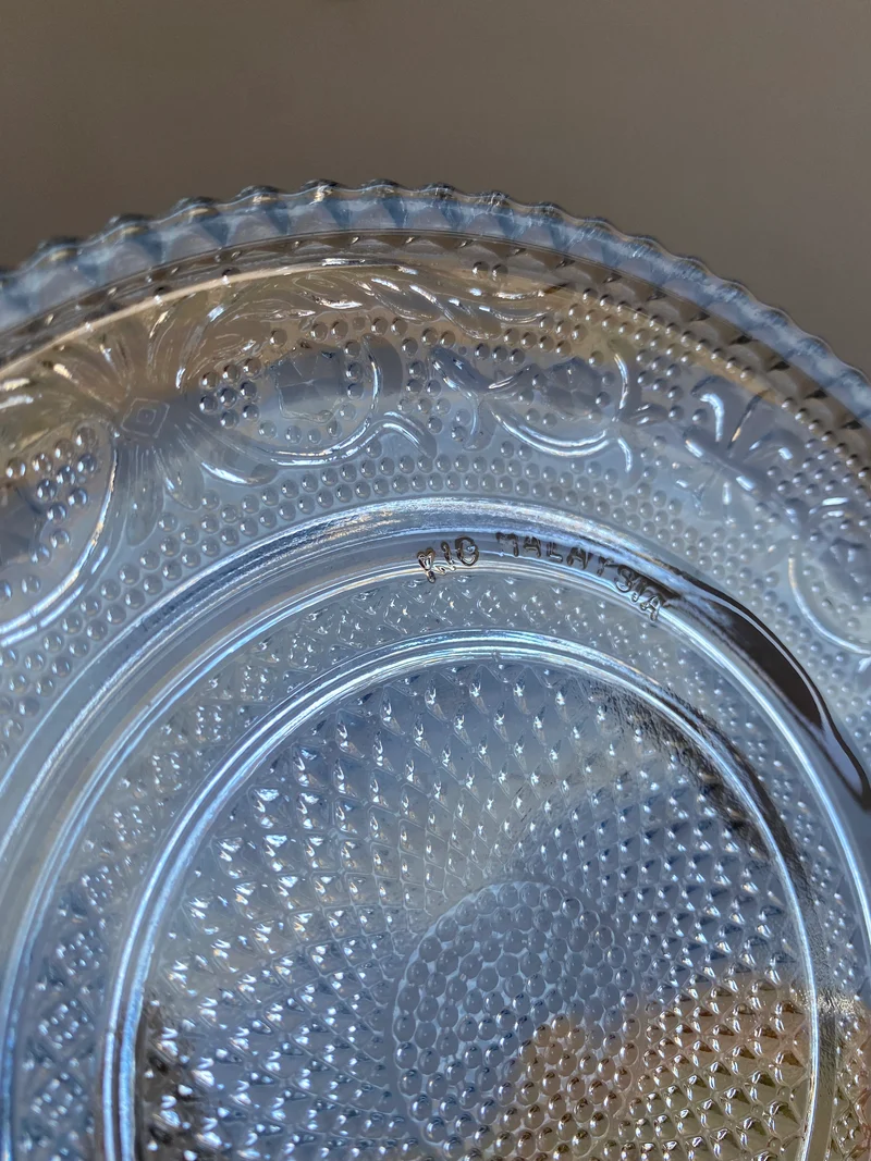 Assiettes à pain en verre travaillé