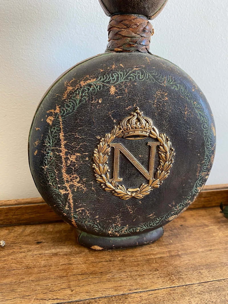 Bouteille en cuir avec lettre couronnée "N"