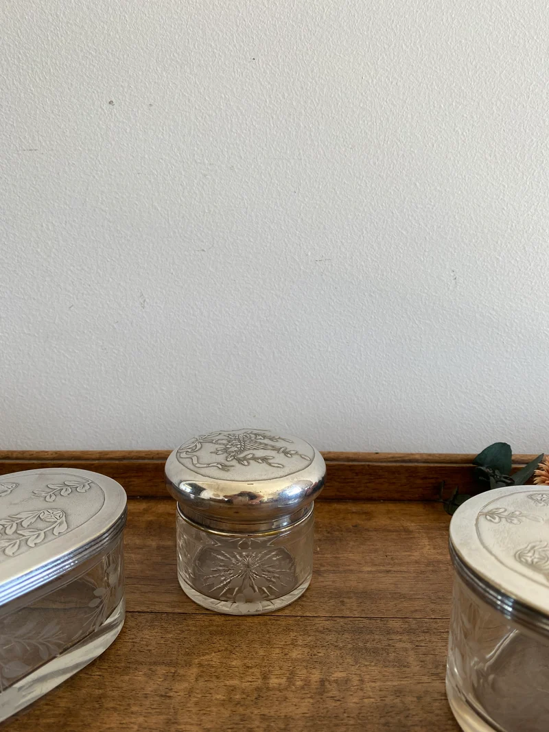 Éléments de toilette ciselé et bouchon métal argenté