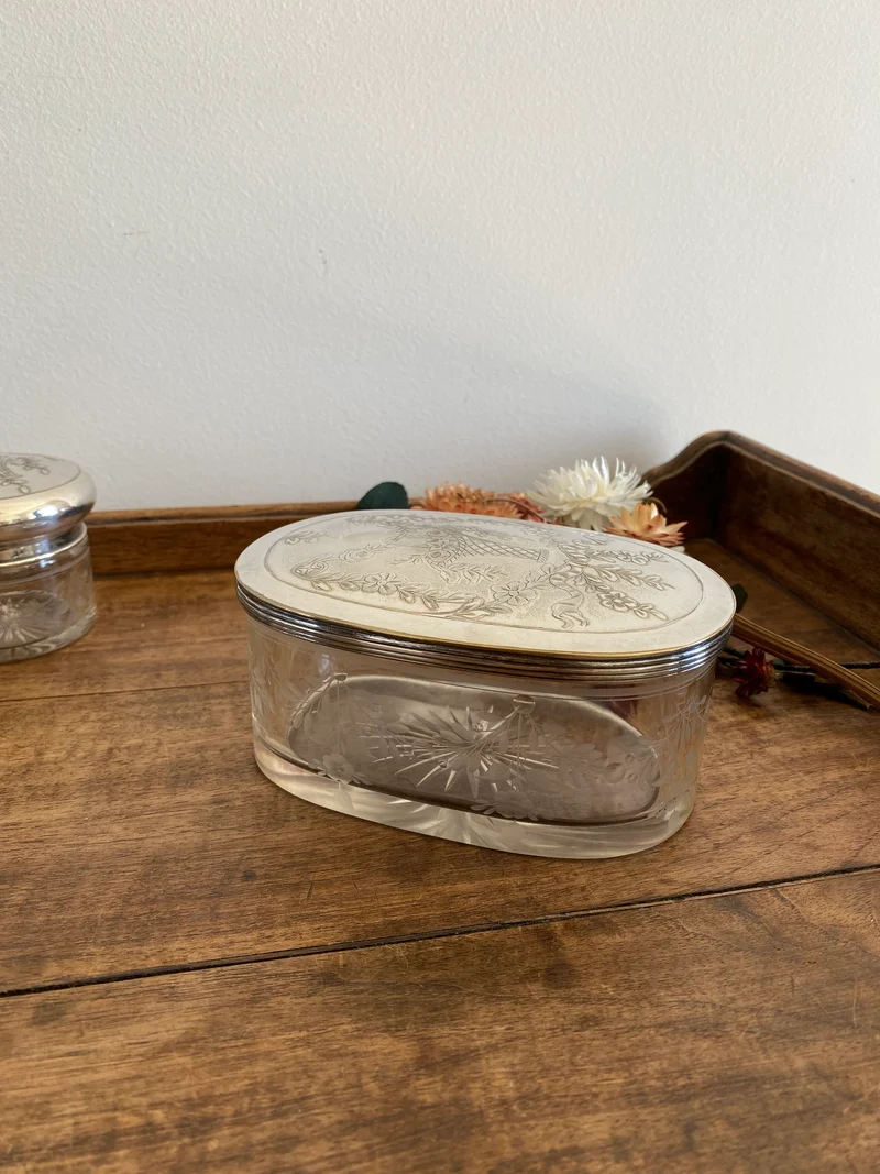 Éléments de toilette ciselé et bouchon métal argenté