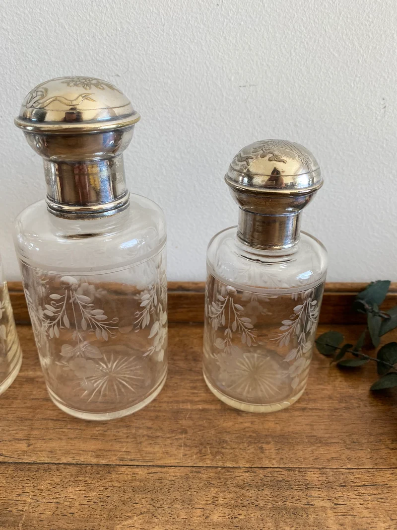 Éléments de toilette ciselé et bouchon métal argenté
