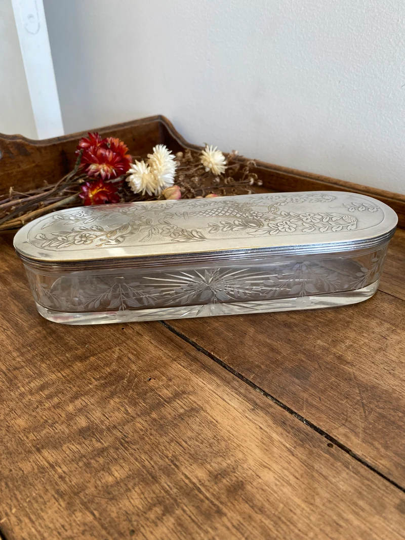 Éléments de toilette ciselé et bouchon métal argenté