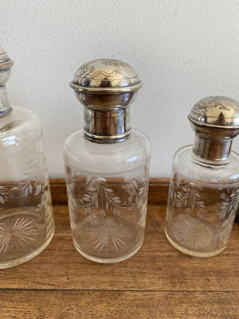 Éléments de toilette ciselé et bouchon métal argenté