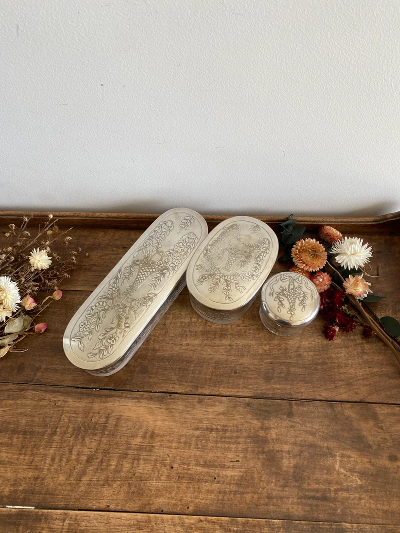 Éléments de toilette ciselé et bouchon métal argenté