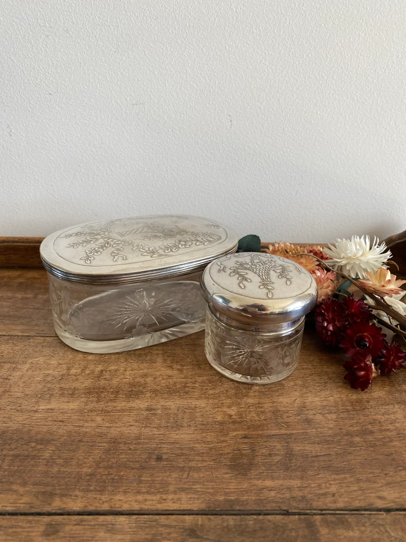 Éléments de toilette ciselé et bouchon métal argenté