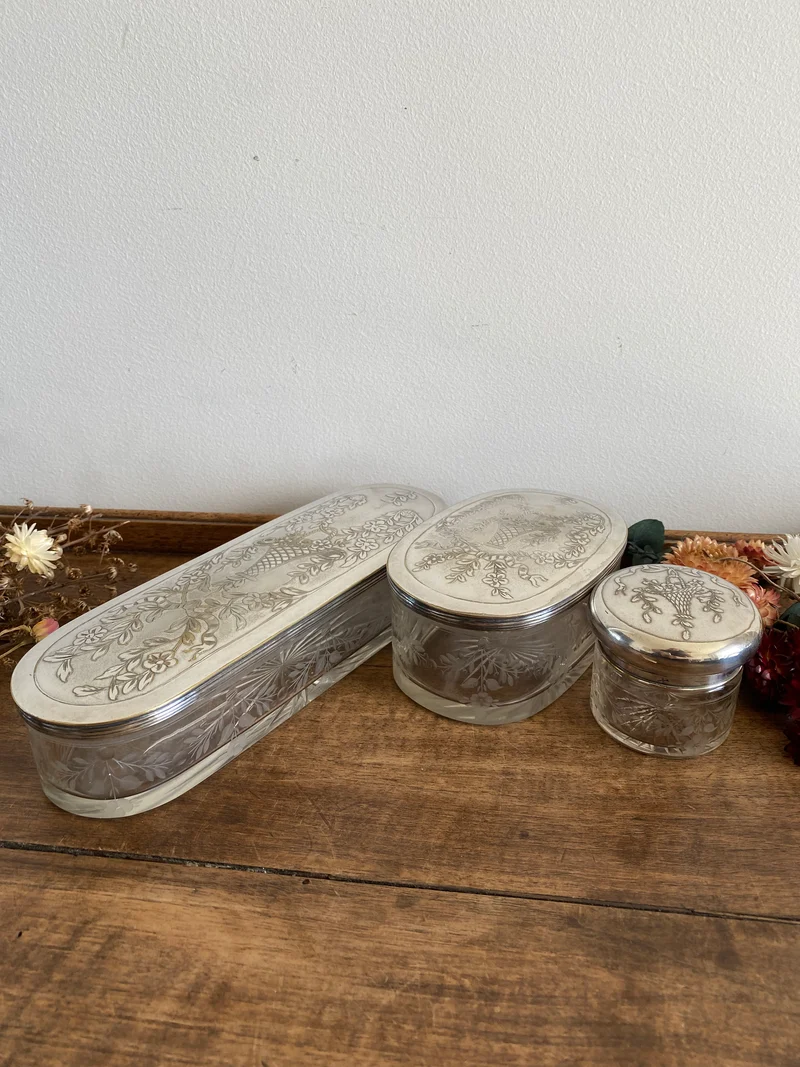 Éléments de toilette ciselé et bouchon métal argenté