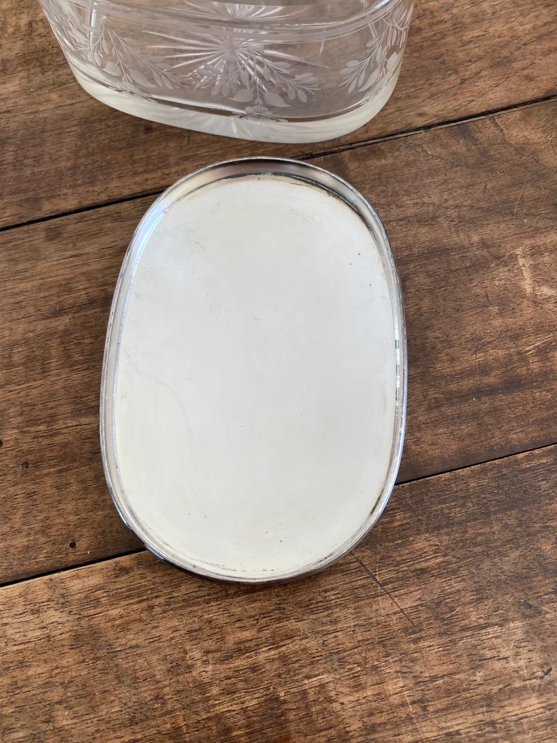 Éléments de toilette ciselé et bouchon métal argenté