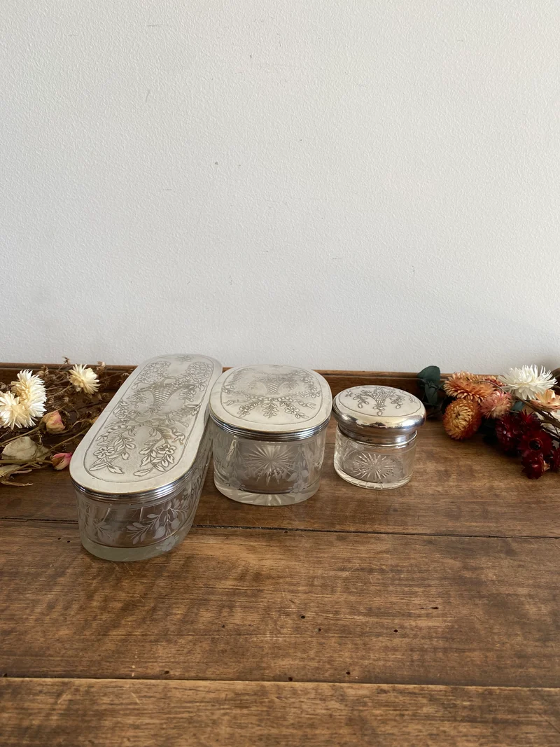 Éléments de toilette ciselé et bouchon métal argenté