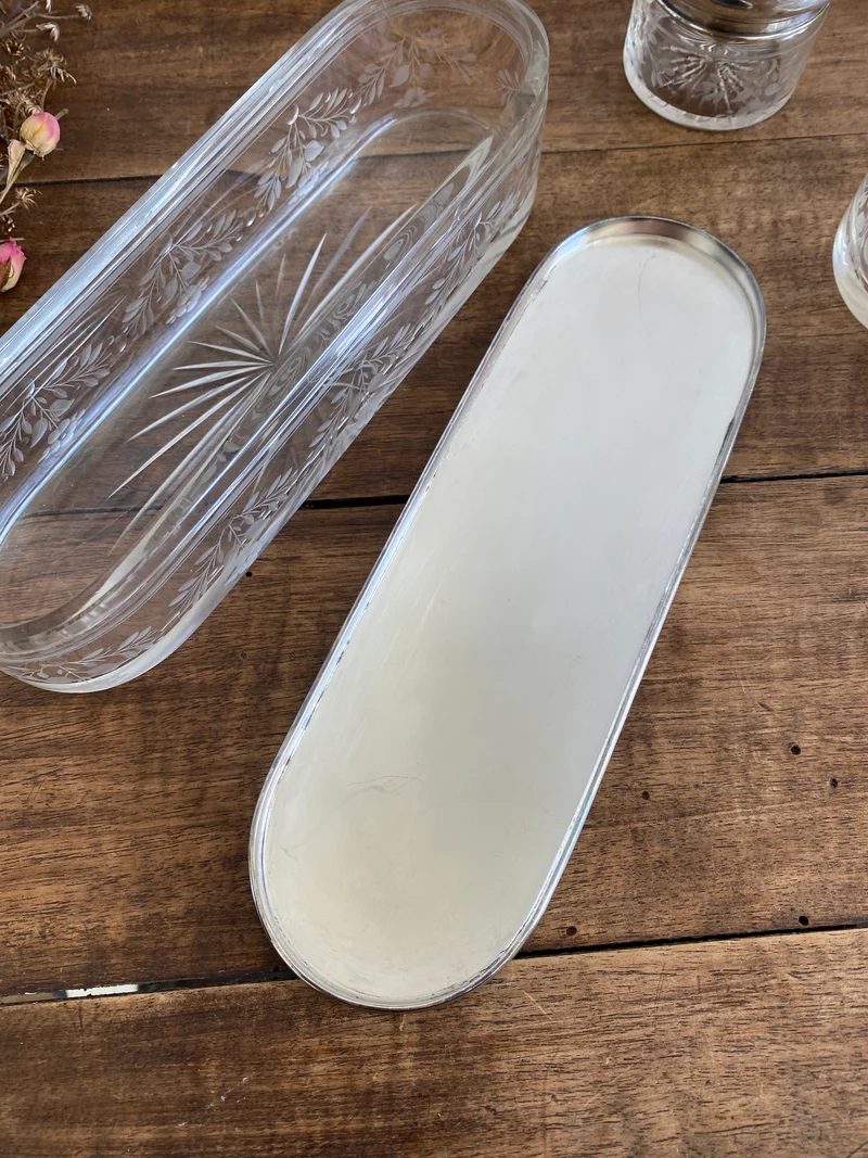 Éléments de toilette ciselé et bouchon métal argenté