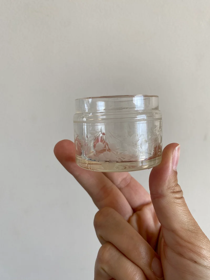 Éléments de toilette ciselé et bouchon métal argenté