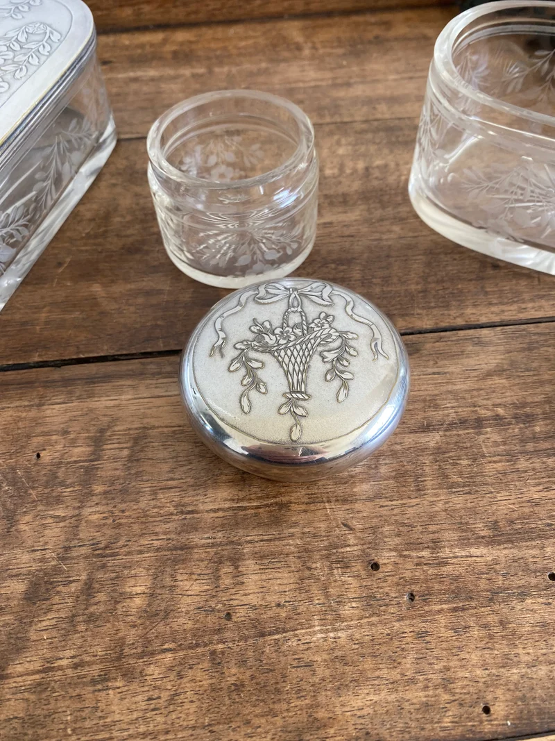 Éléments de toilette ciselé et bouchon métal argenté