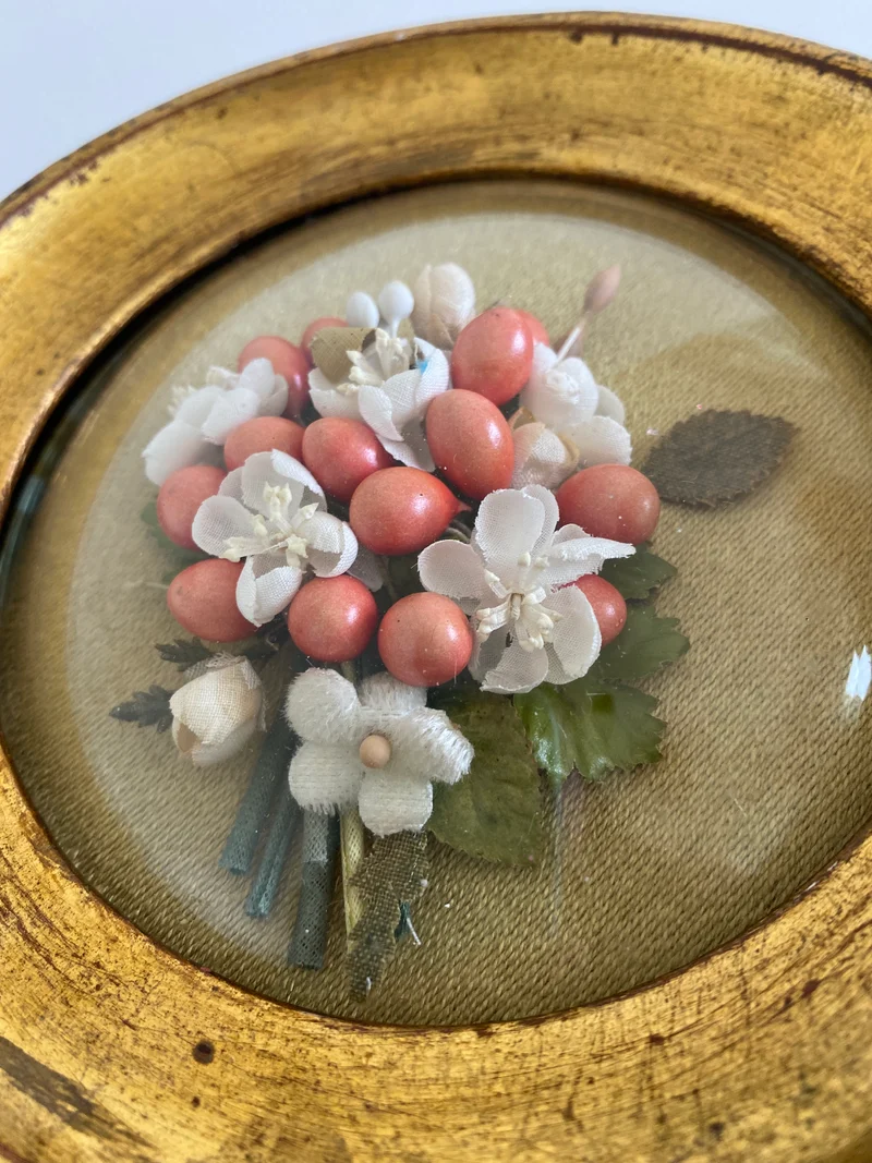 Fleurs en tissu sous cadre bombé