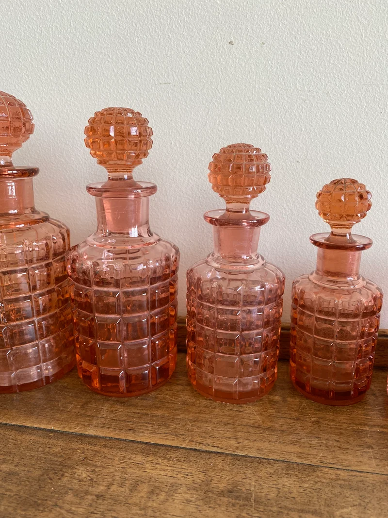 Ensemble de toilette en cristal moulé rose