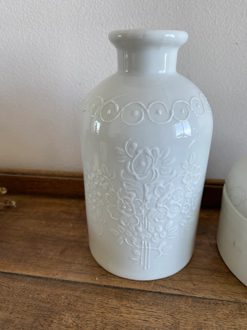 Flacons en porcelaine blanche