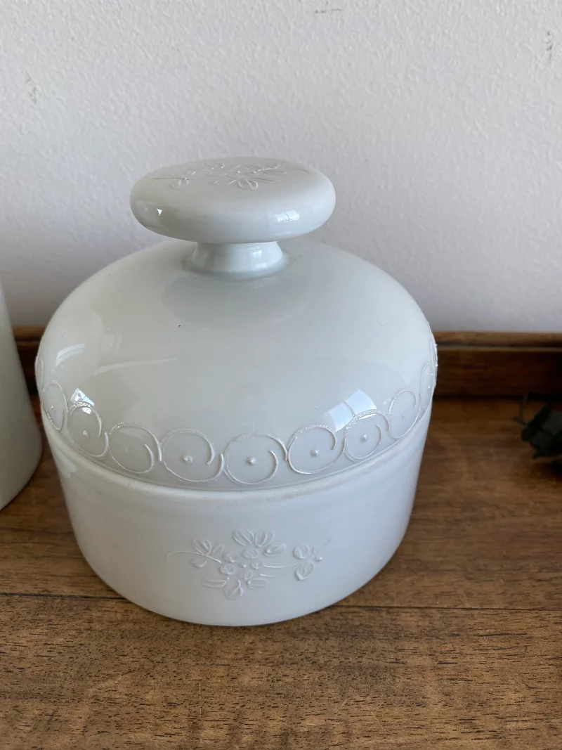 Flacons en porcelaine blanche